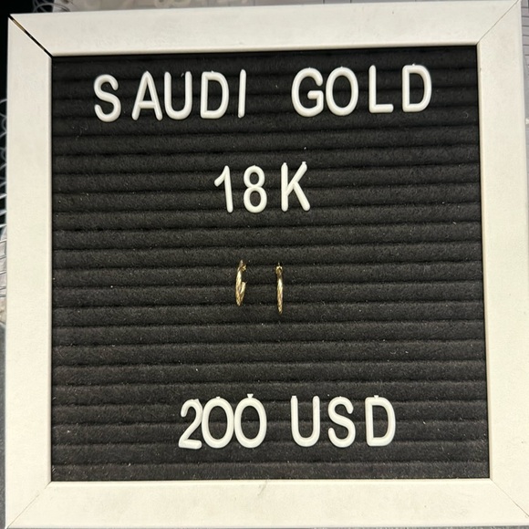 18K Saudi Gold Hoops Earrings - Picture 2 of 4